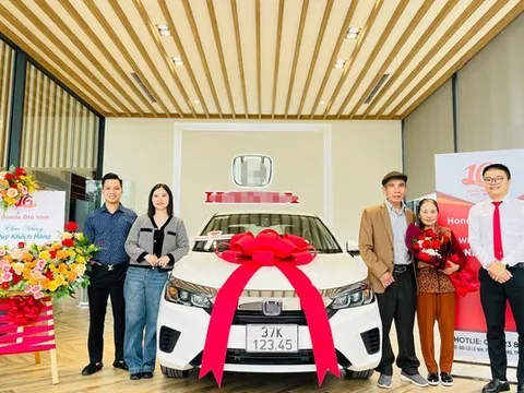 Mua ô tô tặng bố mẹ, cô gái Nghệ An bấm được biển VIP 12345