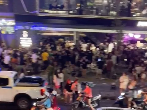 Buổi cà phê bất ổn tại địa điểm "hot nhất" của giới trẻ TP.HCM gần đây: Những dáng đứng thất thần khi chỗ ngồi bị dẹp sạch