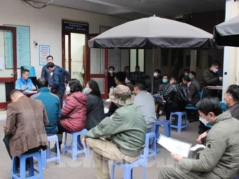 Cận cảnh người dân Hà Nội xếp hàng chờ cấp, đổi giấy phép lái xe