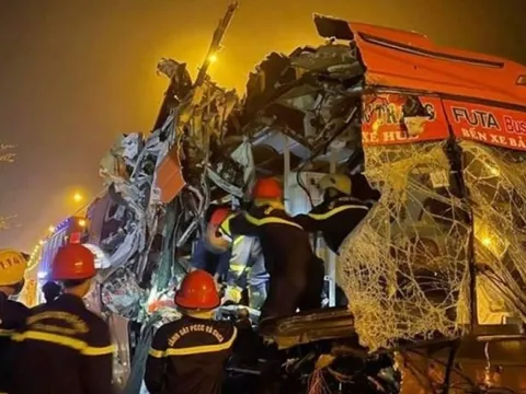 Quảng Nam: Xe khách tông xe tải, 3 người chết, 13 người bị thương