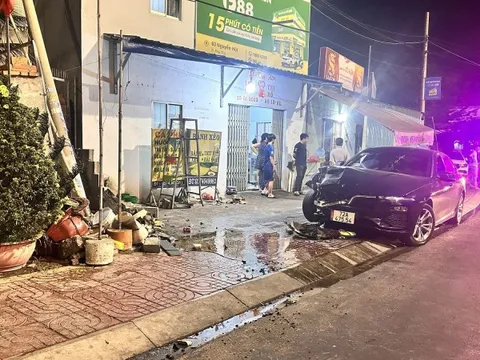 Video: Kinh hoàng ôtô lao lên vỉa hè, tông chết người