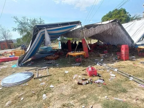 Bình Thuận: Lốc xoáy thổi bay rạp đám cưới, nhiều người bị thương