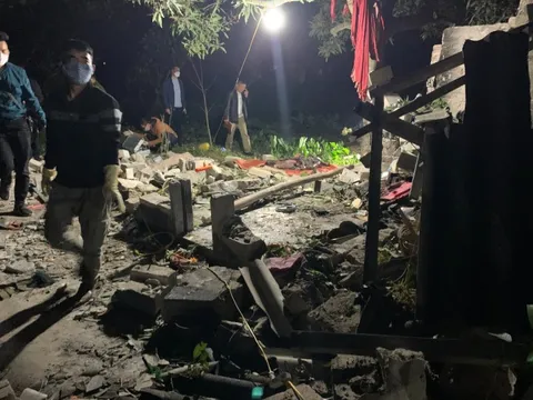 Sau tiếng nổ lớn, người đàn ông gục chết trong đống đổ nát