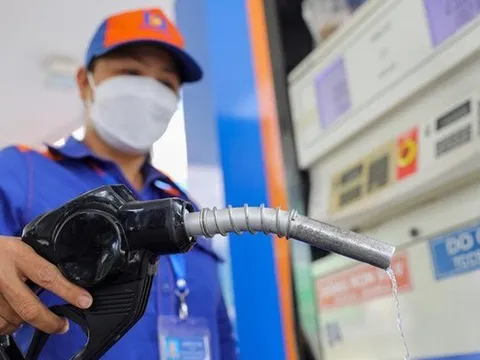 Từ 15h chiều nay, giá xăng bất ngờ giảm giá