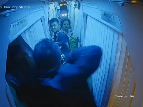 Clip: Tài xế bị đánh tới tấp vì không cho khách nữ đi vệ sinh