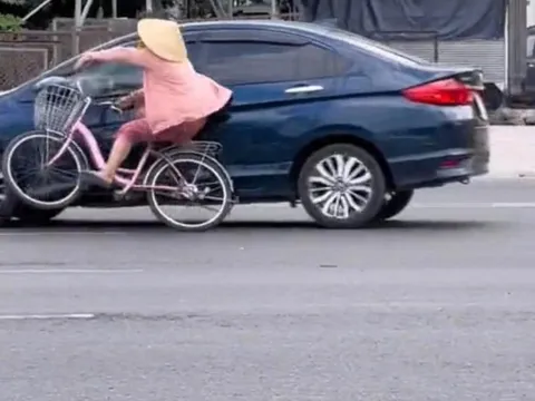 Tiết lộ bất ngờ về người phụ nữ đi xe đạp hồng gây bão mạng xã hội