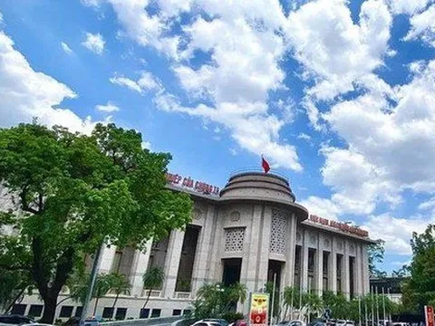 NHNN sẽ xử lý các trường hợp phát hiện nhân viên ngân hàng "ép" khách mua bảo hiểm