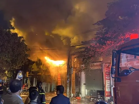 Cháy ngùn ngụt ở Phú Lương, Hà Đông