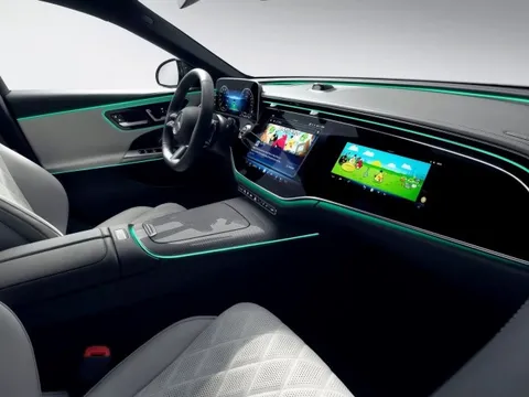 Mercedes E-Class 2024 trang bị màn hình khổng lồ, ngập công nghệ thông minh để phục vụ các 'thượng đế'