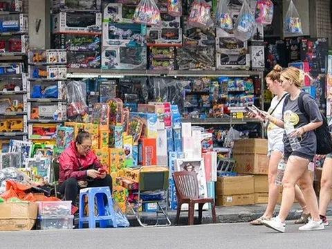 Vỉa hè Hà Nội bị chiếm, người đi bộ bị đẩy xuống lòng đường