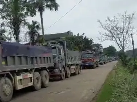 Người dân dừng việc chặn đoàn xe chở đất làm đường cao tốc Bắc - Nam