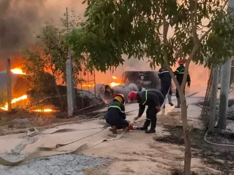 Bình Thuận: Cháy cơ sở sản xuất thuyền thúng, khói đen mịt mù