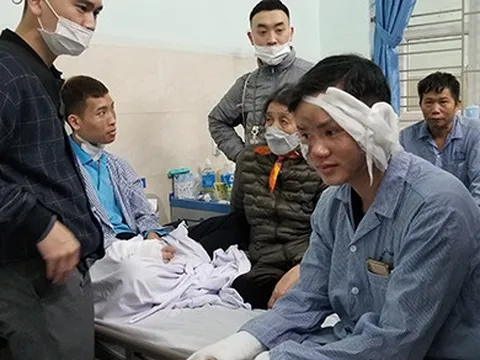 Vừa mang ra bàn ăn, bình gas mini bất ngờ phát nổ, nhiều người bị bỏng