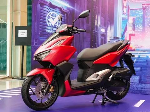 Chiếc xe tay ga vừa ra mắt tại Việt Nam đã phải giảm giá mạnh, đẩy hàng tồn