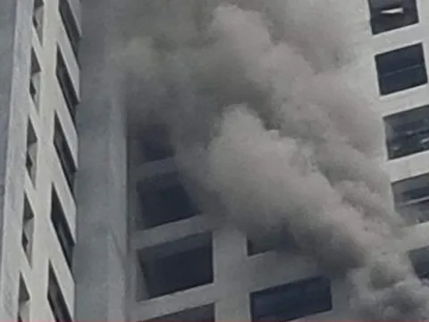 Hà Nội: Cháy căn hộ tầng 22 chung cư Goldmark City, khói đen bốc nghi ngút
