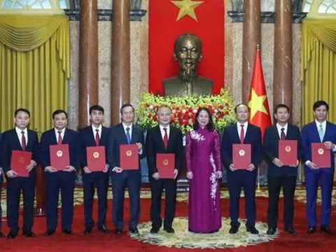 Quyền Chủ tịch nước Võ Thị Ánh Xuân trao quyết định bổ nhiệm 13 tân Đại sứ nước Cộng hòa xã hội chủ nghĩa Việt Nam