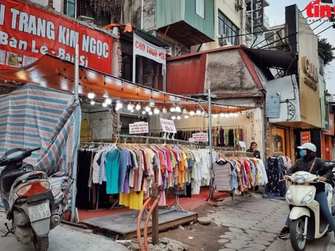 Hà Nội: Tiểu thương phố thời trang tranh thủ 'xả hàng' trước khi bị giải phóng mặt bằng