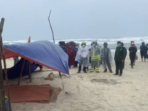 Thông tin mới về thi thể nam giới trôi vào bờ biển ở Huế