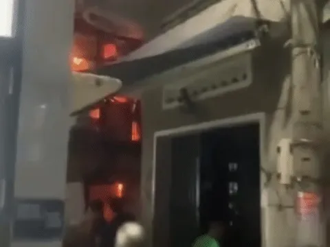 Đà Nẵng: Cứu được 2 người đang hoảng loạn trong đám cháy nhà giữa phố