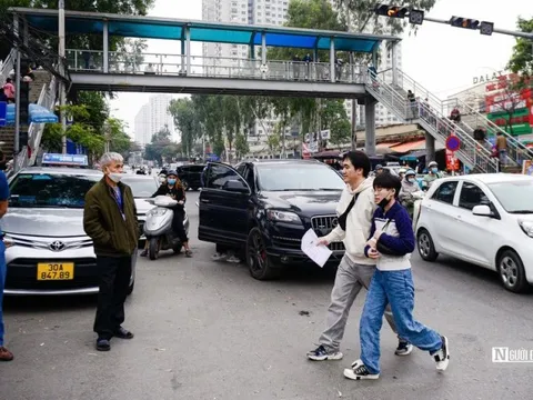 Người dân bất chấp nguy hiểm sang đường, lãng quên cầu bộ hành