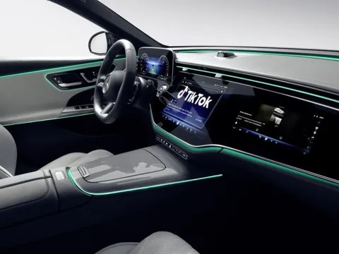 Mercedes E-Class 2023 lần đầu khoe nội thất có sẵn TikTok, màn to và nhiều chưa từng thấy, xịn hơn cả S-Class