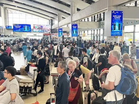 Đề xuất tăng trần giá vé máy bay, miễn visa du lịch