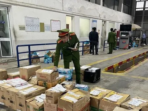 Khám xét khẩn cấp 2 trung tâm đăng kiểm ở Hà Nội