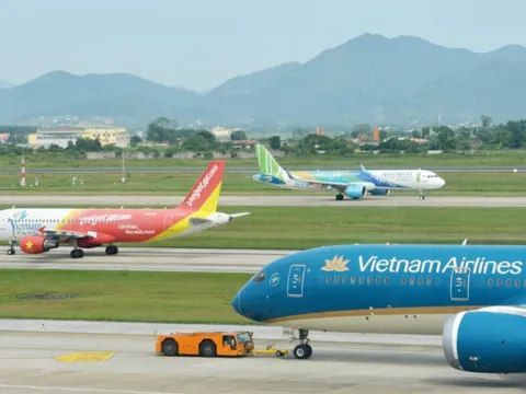 Chuyên gia: Đã đến lúc bỏ cả giá trần và giá sàn vé máy bay