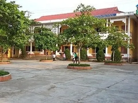 Hà Tĩnh: Kỳ lạ trường tiểu học được xây chèn trên cột viễn thông