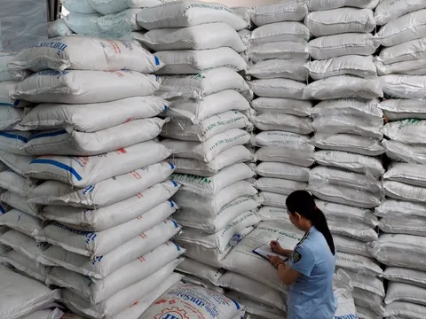 TP HCM: Bắt giữ gần 40 tấn đường cát nghi nhập lậu gần chợ Bình Tây