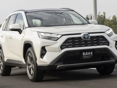 Nissan nghi ngờ Toyota ‘loè’ số liệu tiêu thụ xăng xe hybrid, khẳng định không thể tiết kiệm như vậy