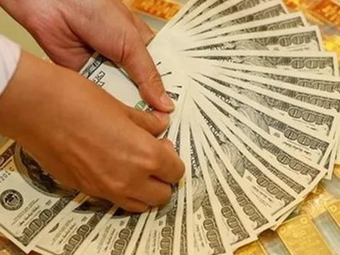 USD tăng mạnh khiến vàng tiếp tục giảm sâu