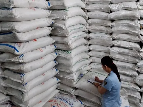 Bắt quả tang chủ cơ sở mua đường cát trôi nổi bán ra thị trường