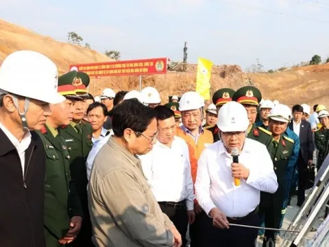Thủ tướng Chính phủ kiểm tra công tác thi công dự án Nhà máy Thủy điện Hòa Bình mở rộng