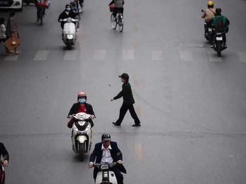 Hà Nội: Người dân “thờ ơ” với cầu vượt bộ hành, thản nhiên băng qua đường bất chấp nguy hiểm