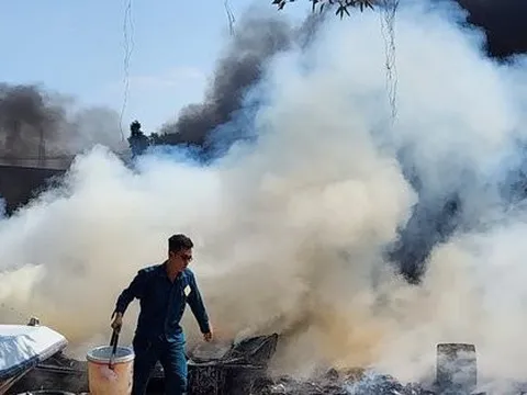 Cháy lớn ven sông Sài Gòn, lửa thiêu rụi hàng chục canô