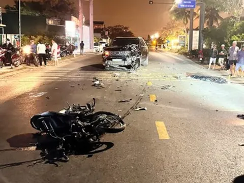 Bình Thuận: Xe máy bể nát khi đối đầu với ô tô, một người tử vong