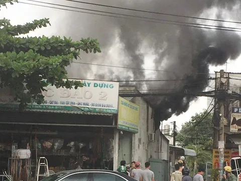 TP HCM: Cháy lớn trên Quốc lộ 13, người dân ôm đồ tháo chạy