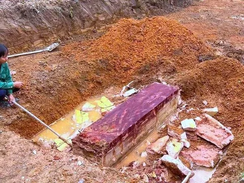 Phát hiện mộ cổ nặng khoảng nửa tấn khi đào móng nhà