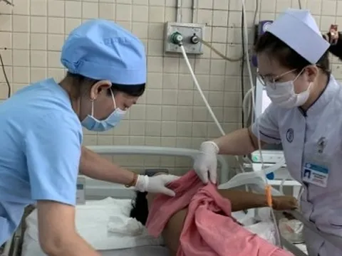 Lặng thầm nghề hộ lý nơi hành lang bệnh viện