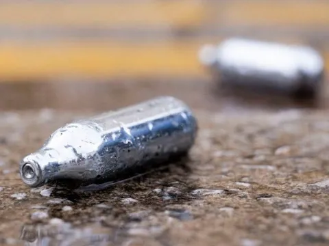 Cảnh báo từ bác sỹ: Bóng cười có thể gây tổn thương tủy sống