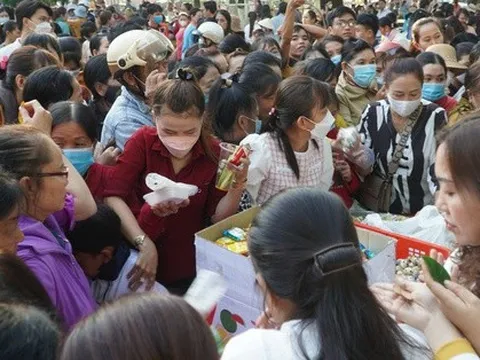 Hàng nghìn người đổ về phiên chợ "mua đồ ăn bằng lá" độc nhất vô nhị ở miền Tây