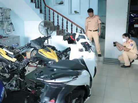 CLIP: Cận cảnh CSGT bất ngờ kiểm tra hàng chục tiệm sửa xe tại TP HCM