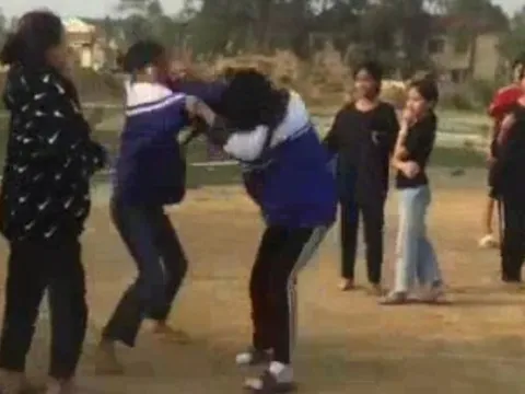 Nữ sinh lớp 6 bị đánh hội đồng, nhiều bạn đứng cổ vũ, hò reo