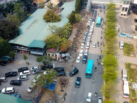 Hà Nội tái diễn cảnh hàng trăm chiếc xe nối đuôi nhau chờ đăng kiểm