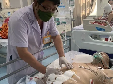 Dùng vòi xịt tolet sai cách, cụ ông thủng trực tràng phải phẫu thuật