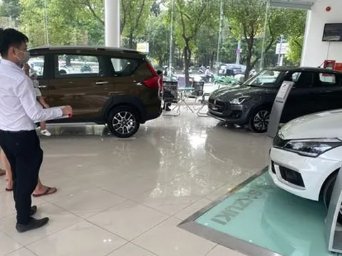 Ôtô bị vạ lây chứng khoán, bất động sản