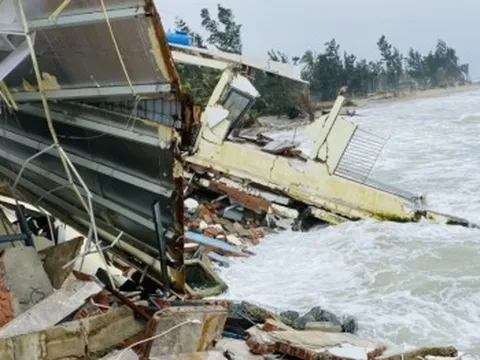 Cận cảnh sóng đánh sập nhà cửa, 'nuốt chửng' bờ biển ở Hội An