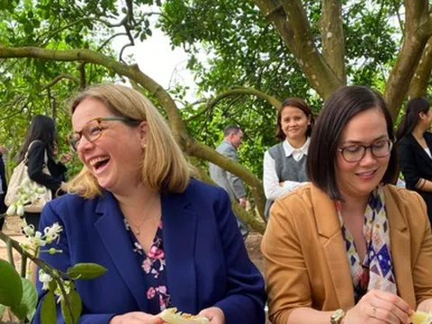 Hai thứ trưởng Mỹ thăm vườn bưởi Hoài Đức