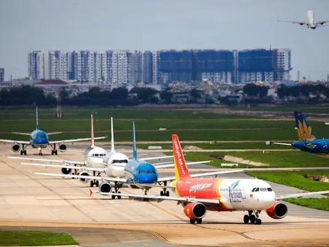 Vì sao khó bỏ giá trần vé máy bay?